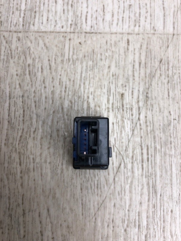 Кнопка открывания багажника внутренняя TOYOTA RAV4 13-19 ZSA42 2.0 3ZRFE