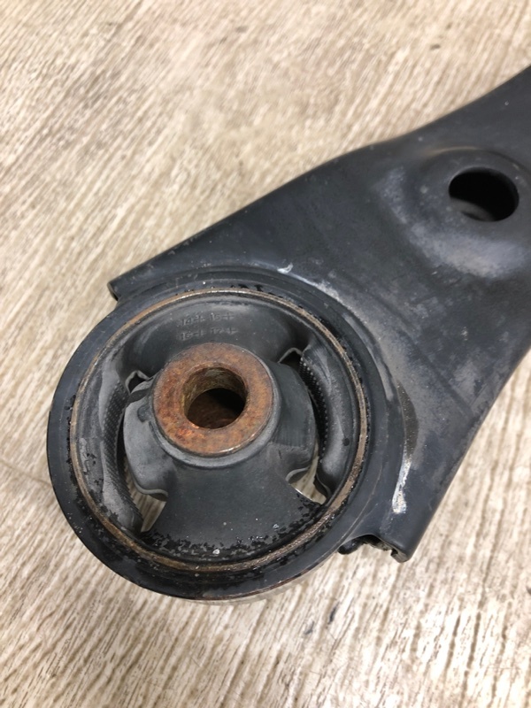 Рычаг передней подвески нижний правый SORENTO UM 14- 2015 UM 2.4 G4KJ