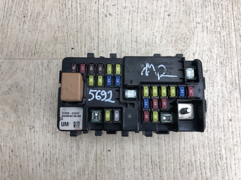 Запчасть блок предохранителей моторный отсек KIA SORENTO UM 14- 2015 UM 2.4 G4KJ 91950-C5300 Б/У Блок предохранителей моторный отсек KIA SORENTO UM 14- 2015 UM 2.4 G4KJ 91950-C5300 Б/У