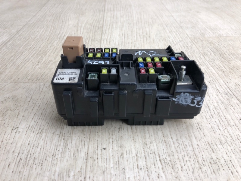 Блок предохранителей моторный отсек SORENTO UM 14- 2015 UM 2.4 G4KJ Блок предохранителей моторный отсек SORENTO UM 14- 2015 UM 2.4 G4KJ