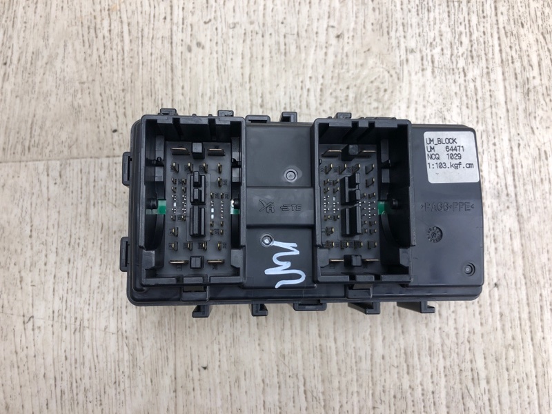 Блок предохранителей моторный отсек SORENTO UM 14- 2015 UM 2.4 G4KJ Блок предохранителей моторный отсек SORENTO UM 14- 2015 UM 2.4 G4KJ