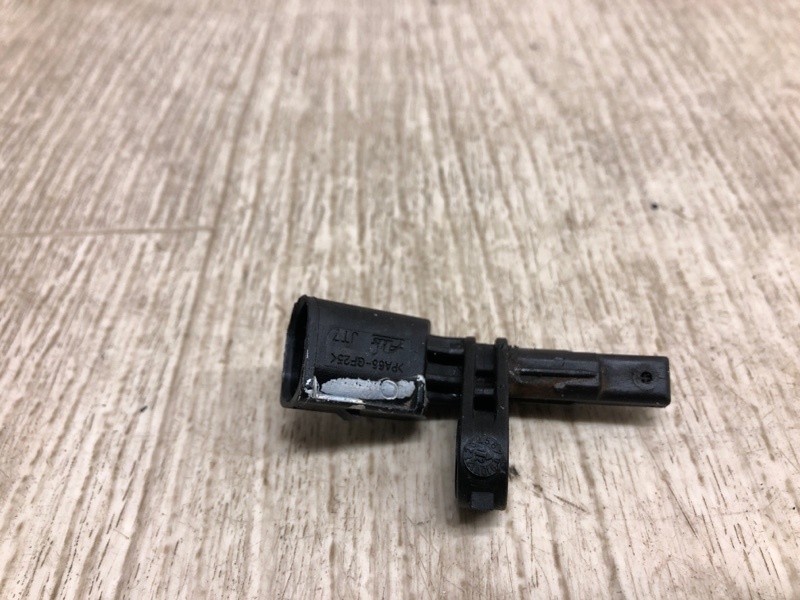 Датчик ABS передний левый VOLKSWAGEN PASSAT B7 11-15 2012 A32 2.5 CBUA WHT 003 857 Б/У