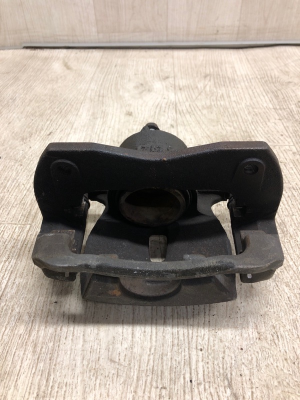 Суппорт тормозной передний правый RAV4 13-19 2017 ZSA42 2.0 3ZRFE