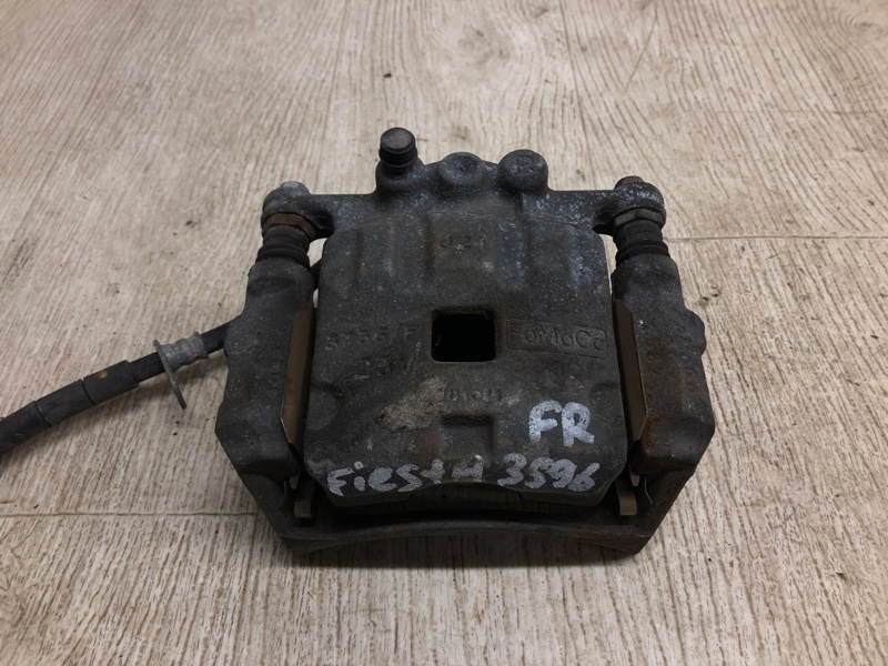 Суппорт тормозной передний правый FORD FIESTA 08-17 2013 CCN 1.6 HXJB BE8Z-2B120-AA Б/У