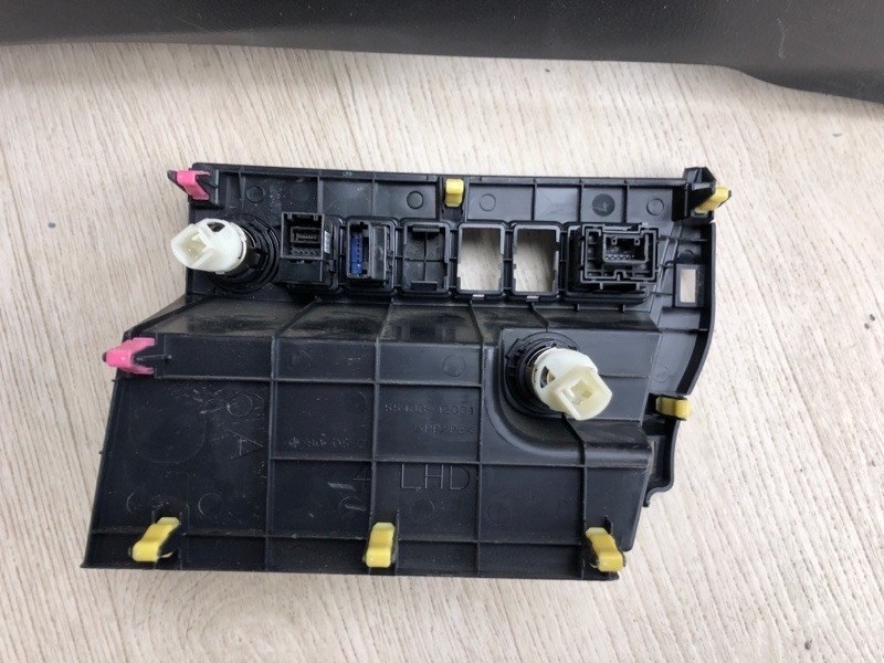 Консоль центральная RAV4 13-19 2017 ZSA42 2.0 3ZRFE