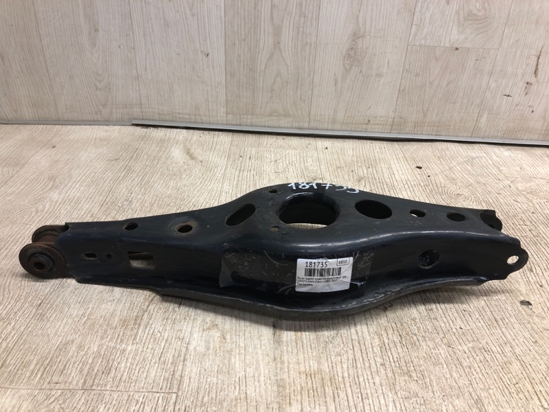 Рычаг задней подвески поперечный нижний левый TOYOTA RAV4 13-19 2017 ZSA42 2.0 3ZRFE 48730-42050 Б/У