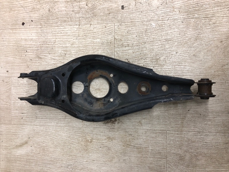 Рычаг задней подвески поперечный нижний левый TOYOTA RAV4 13-19 ZSA42 2.0 3ZRFE