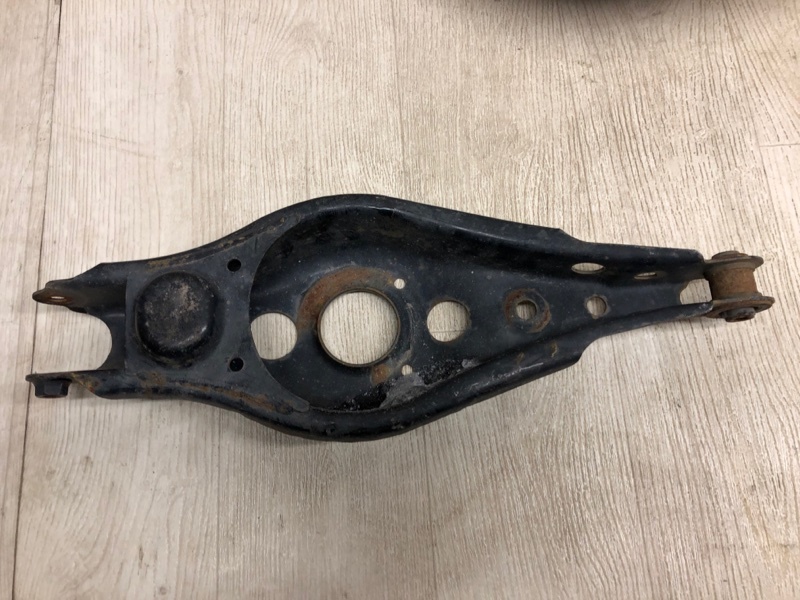 Рычаг задней подвески поперечный нижний правый RAV4 13-19 2017 ZSA42 2.0 3ZRFE