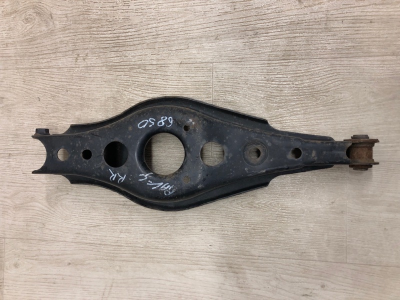 Рычаг задней подвески поперечный нижний правый TOYOTA RAV4 13-19 ZSA42 2.0 3ZRFE