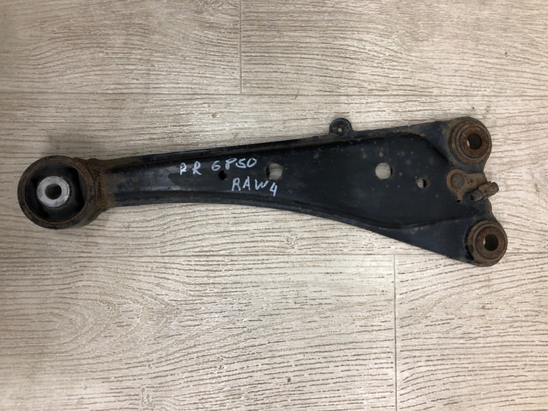 Рычаг задней подвески продольный правый TOYOTA RAV4 13-19 ZSA42 2.0 3ZRFE Рычаг задней подвески продольный правый TOYOTA RAV4 13-19 ZSA42 2.0 3ZRFE