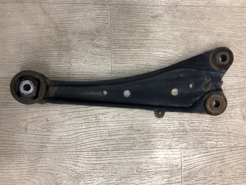 Рычаг задней подвески продольный правый RAV4 13-19 2017 ZSA42 2.0 3ZRFE Рычаг задней подвески продольный правый RAV4 13-19 2017 ZSA42 2.0 3ZRFE