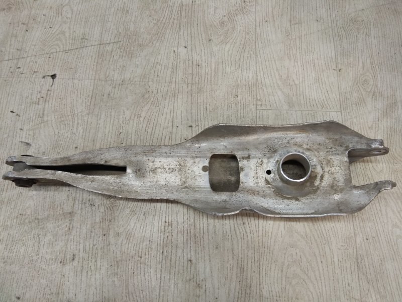 Рычаг задней подвески поперечный нижний 200 14-16 2016 UF 2.4 ED6