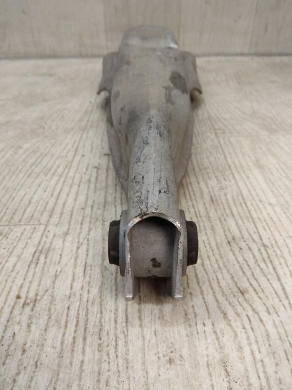 Рычаг задней подвески поперечный нижний 200 14-16 2016 UF 2.4 ED6