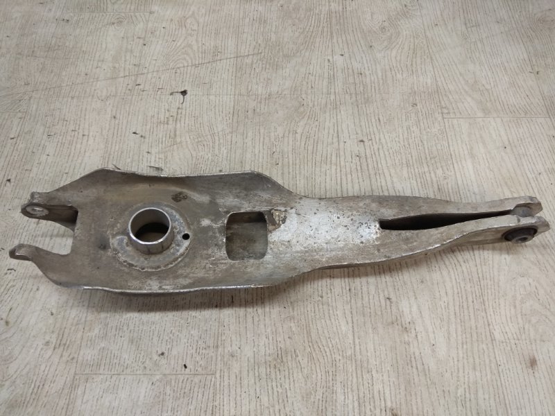 Рычаг задней подвески поперечный нижний 200 14-16 2016 UF 2.4 ED6