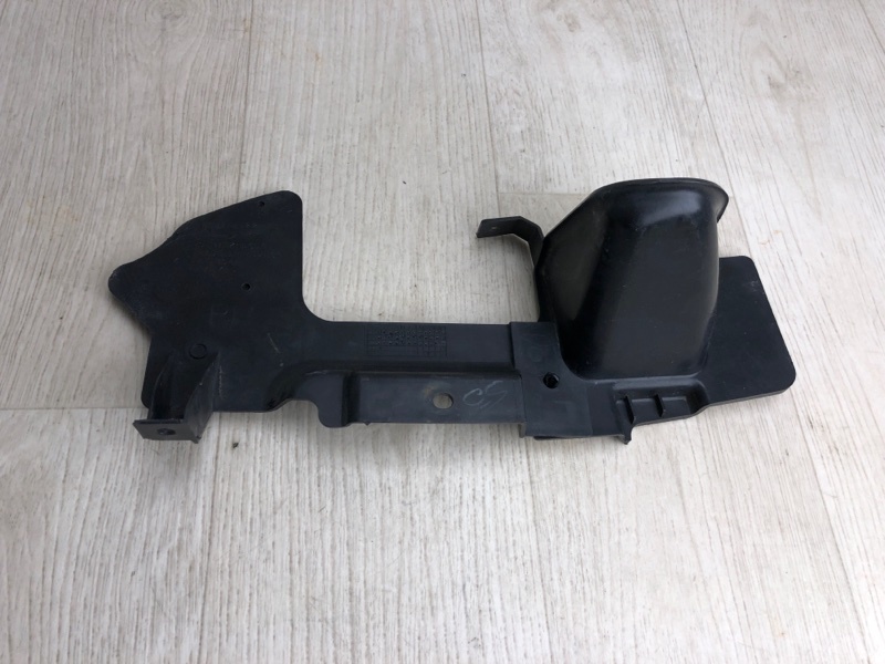 Дефлектор радиатора правый FIESTA 08-17 2013 CCN 1.6 HXJB