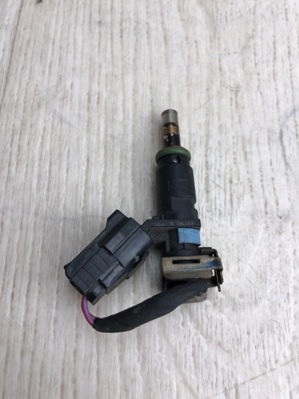 Форсунка топливная PASSAT B7 11-15 2012 A32 2.5 CBUA