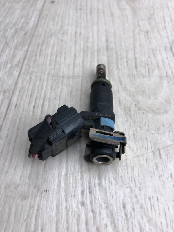 Форсунка топливная PASSAT B7 11-15 2012 A32 2.5 CBUA