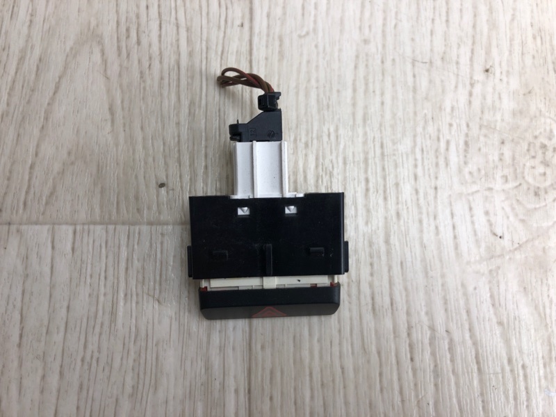 Кнопка аварийной сигнализации PASSAT B7 11-15 2012 A32 2.5 CBUA