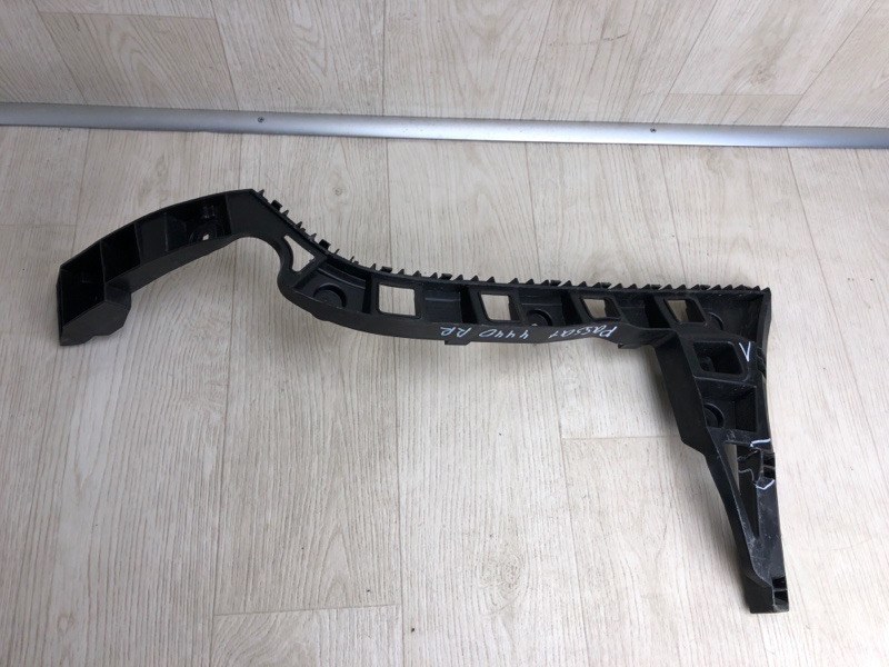 Кронштейн заднего бампера правый VOLKSWAGEN PASSAT B7 11-15 2012 A32 2.5 CBUA 561 807 394 D Б/У