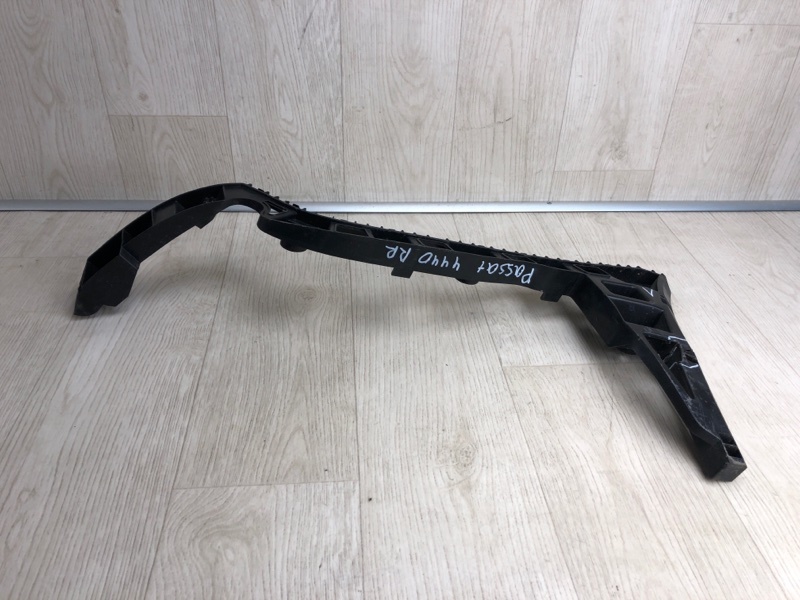 Кронштейн заднего бампера правый PASSAT B7 11-15 2012 A32 2.5 CBUA