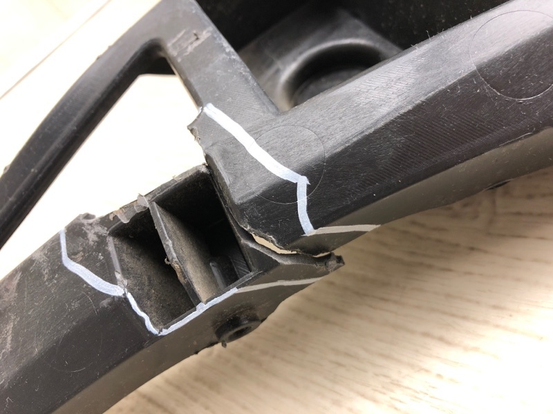 Кронштейн заднего бампера правый PASSAT B7 11-15 2012 A32 2.5 CBUA