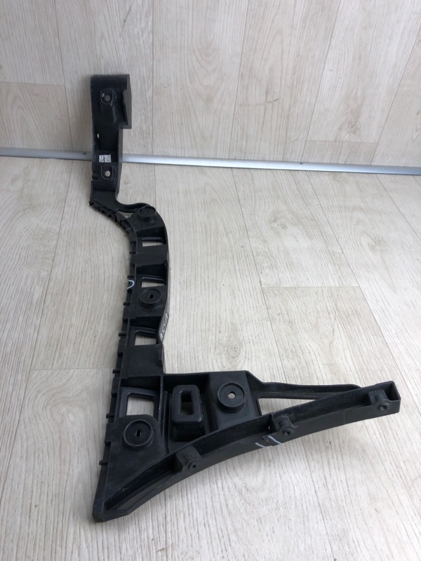 Кронштейн заднего бампера правый PASSAT B7 11-15 2012 A32 2.5 CBUA