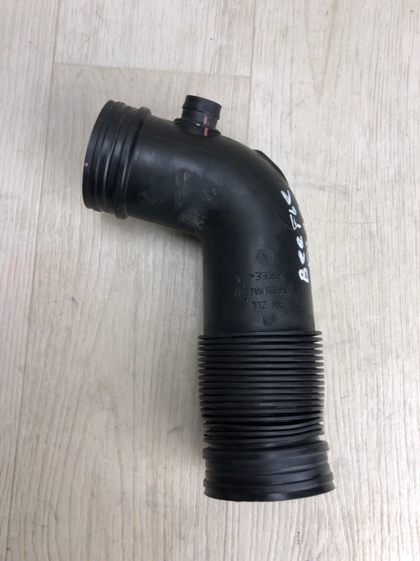 Патрубок воздушного фильтра VOLKSWAGEN BEETLE 11-19 2012 5C1 CBTA 2.5L 07K 129 684 C Б/У