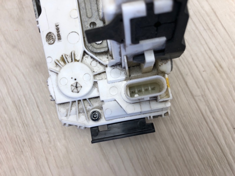 Замок двери задний левый CHEROKEE 14- 2014 KL 3.2 EHB Замок двери задний левый CHEROKEE 14- 2014 KL 3.2 EHB