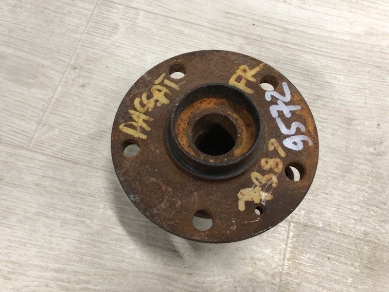 Запчасть ступица передняя VOLKSWAGEN PASSAT B7 11-15 2014 A32 1.8 CPRA 5K0 498 621 Б/У Ступица передняя VOLKSWAGEN PASSAT B7 11-15 2014 A32 1.8 CPRA 5K0 498 621 Б/У