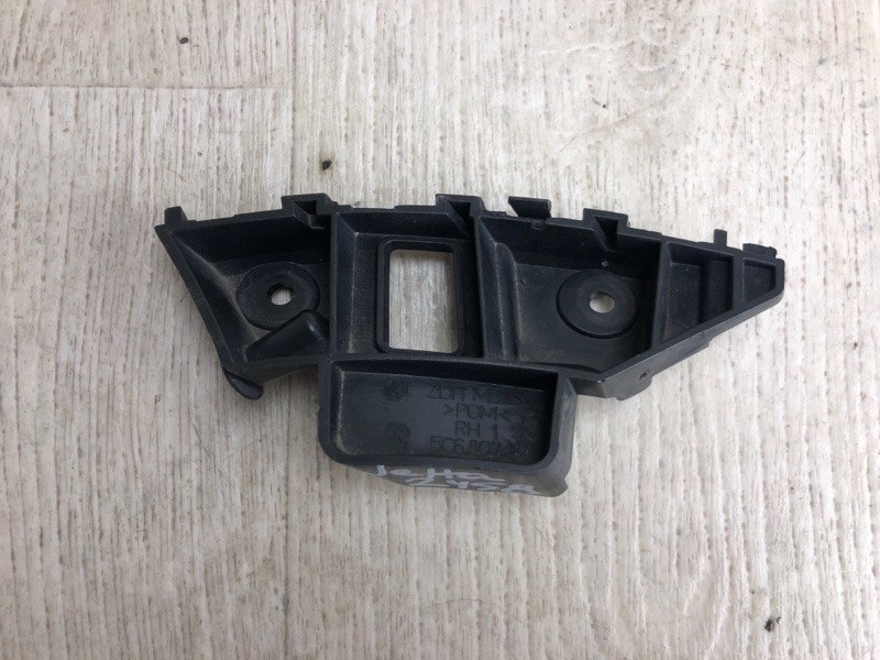 Кронштейн переднего бампера (на крыле) правый VOLKSWAGEN JETTA USA 10-17 2012 162 2.5 CBUA 5C6 807 184 Б/У