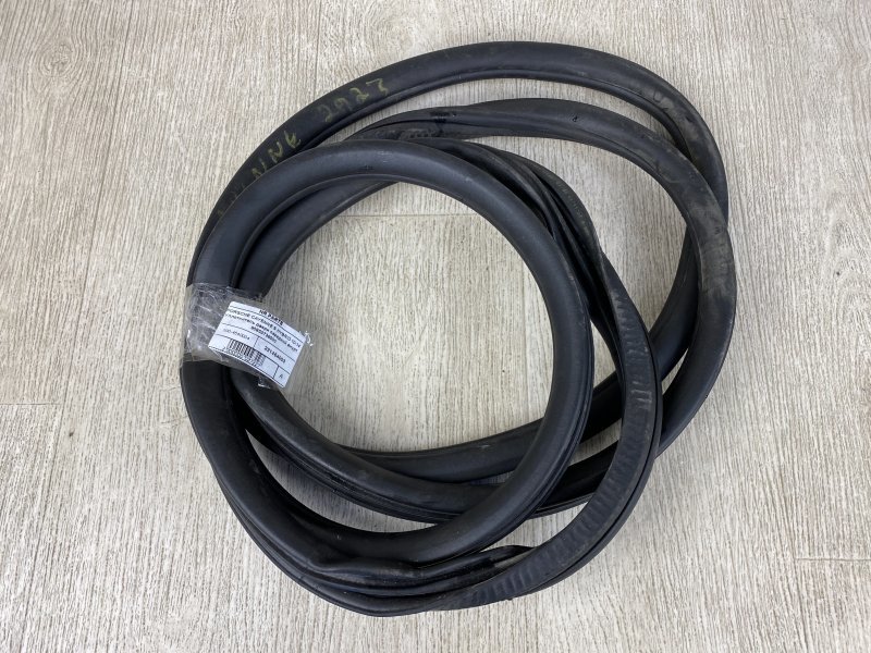 Уплотнитель двери PORSCHE CAYENNE 10-18 2010 958 3.0 M06.EC 958 537 365 00 Б/У