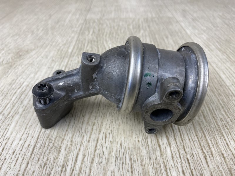 Клапан вентиляции картерных газов левый CAYENNE 10-18 2010 958 3.0 M06.EC