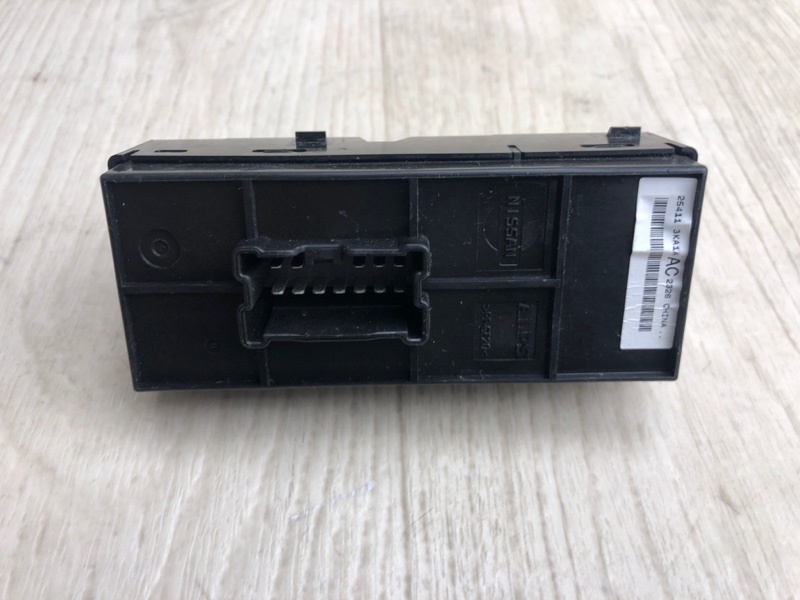 Кнопка стеклоподъемника передняя правая NISSAN PATHFINDER R52 12-21 R52 3.5 VQ35DD