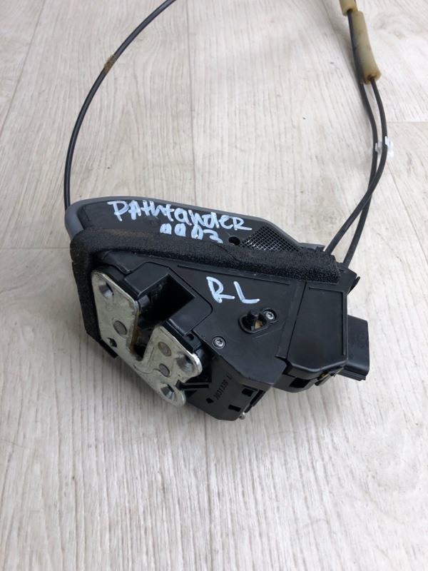 Замок двери задний левый PATHFINDER R52 12-21 2016 R52 3.5 VQ35DD