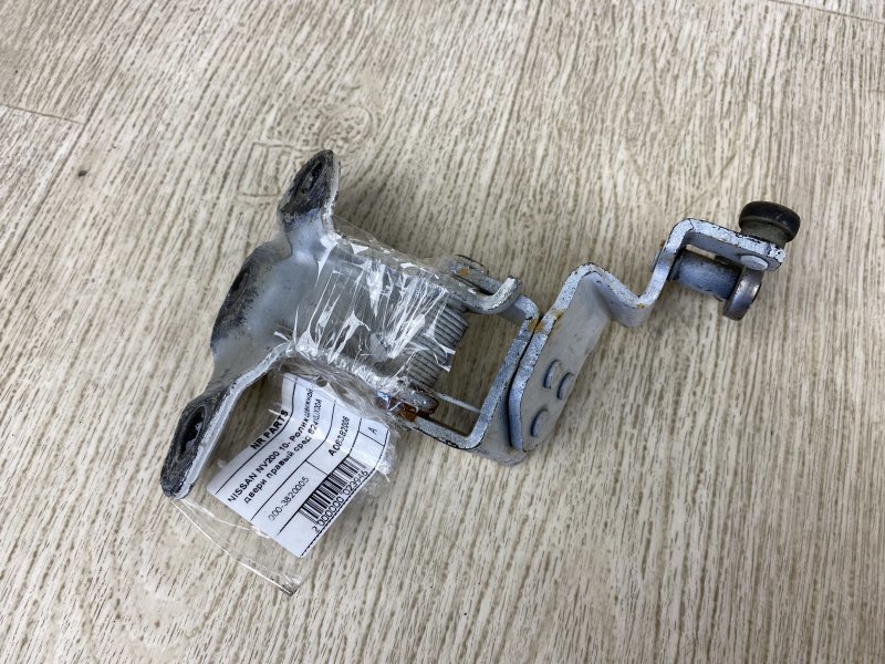 Ролик сдвижной двери средний правый NISSAN NV200 USA 13- 2015 M20XUS 2.0 MR20DE 82410-JX00A Б/У