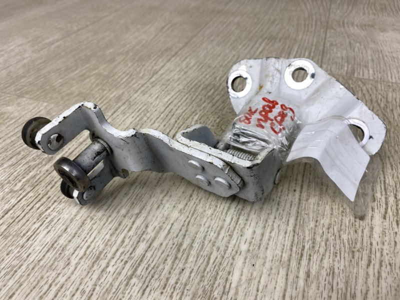 Ролик сдвижной двери средний правый NV200 USA 13- 2015 M20XUS 2.0 MR20DE