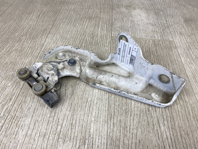 Ролик сдвижной двери нижний правый NISSAN NV200 USA 13- 2015 M20XUS 2.0 MR20DE 82420-JX00B Б/У