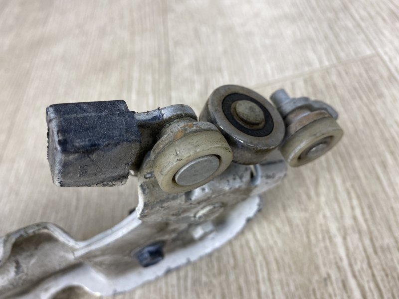 Ролик сдвижной двери нижний правый NISSAN NV200 USA 13- M20XUS 2.0 MR20DE