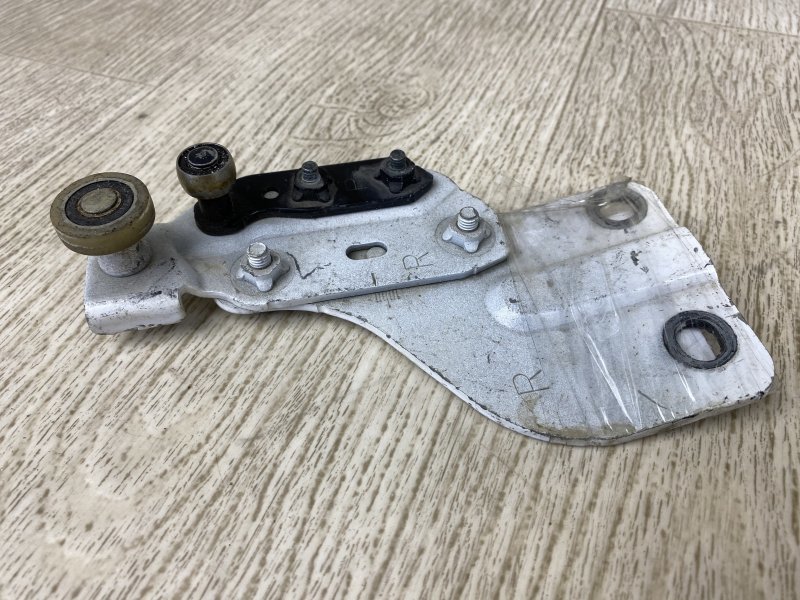 Ролик сдвижной двери верхний правый NV200 USA 13- 2015 M20XUS 2.0 MR20DE Ролик сдвижной двери верхний правый NV200 USA 13- 2015 M20XUS 2.0 MR20DE