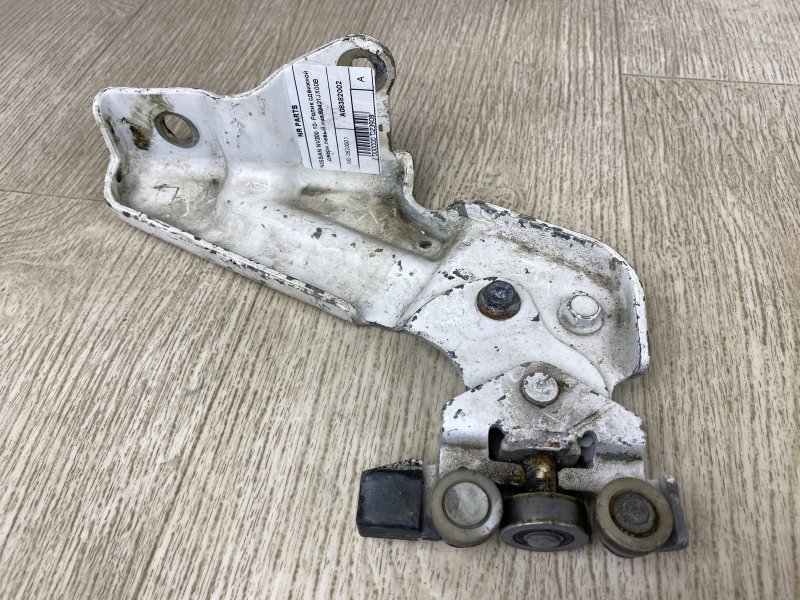 Ролик сдвижной двери нижний левый NISSAN NV200 USA 13- 2015 M20XUS 2.0 MR20DE 82421-JX00B Б/У