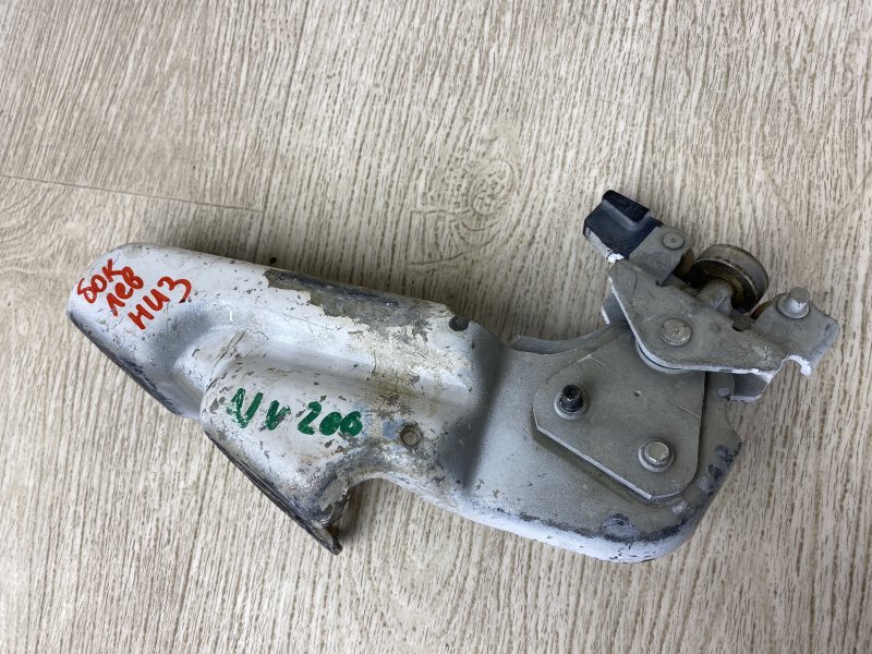 Ролик сдвижной двери нижний левый NV200 USA 13- 2015 M20XUS 2.0 MR20DE