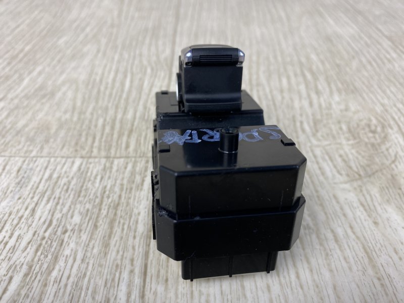 Кнопка стеклоподъемника задняя SPORTAGE QL 15-21 2017 QL 2.4 G4KJ