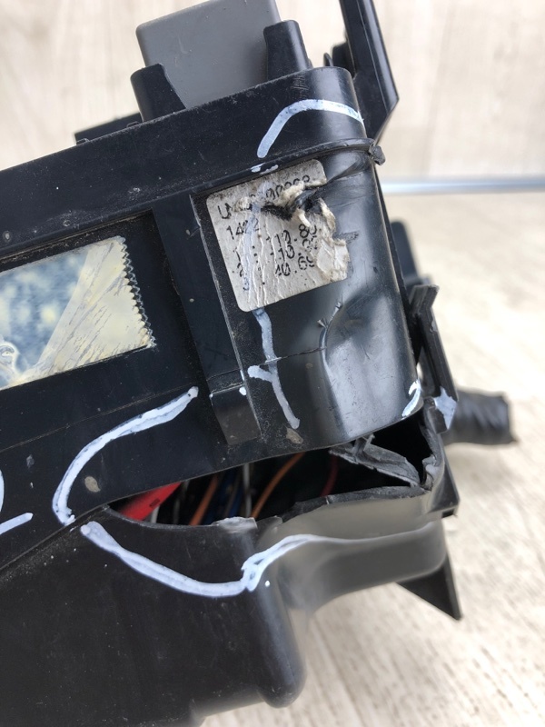 Блок предохранителей моторный отсек SORENTO UM 14- 2015 UM 2.4 G4KJ Блок предохранителей моторный отсек SORENTO UM 14- 2015 UM 2.4 G4KJ