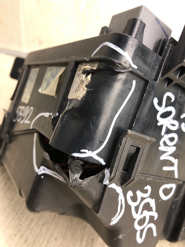 Блок предохранителей моторный отсек SORENTO UM 14- 2015 UM 2.4 G4KJ Блок предохранителей моторный отсек SORENTO UM 14- 2015 UM 2.4 G4KJ