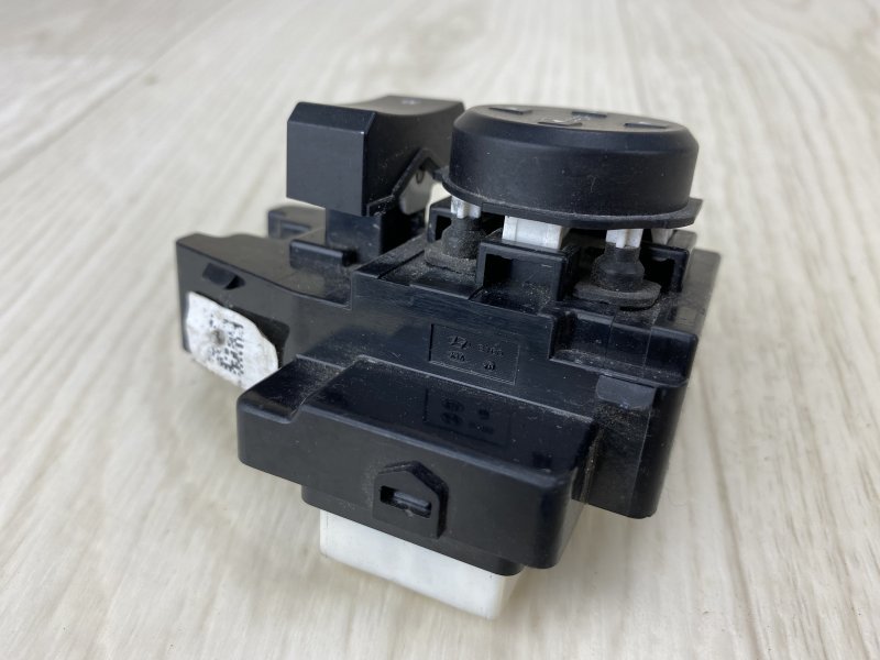 Блок управления зеркалами HYUNDAI ELANTRA AD 16- AD 2.0 G4NH Блок управления зеркалами HYUNDAI ELANTRA AD 16- AD 2.0 G4NH