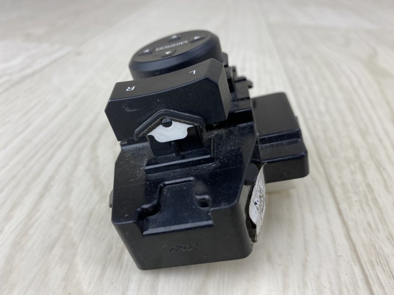 Блок управления зеркалами ELANTRA AD 16- 2016 AD 2.0 G4NH Блок управления зеркалами ELANTRA AD 16- 2016 AD 2.0 G4NH