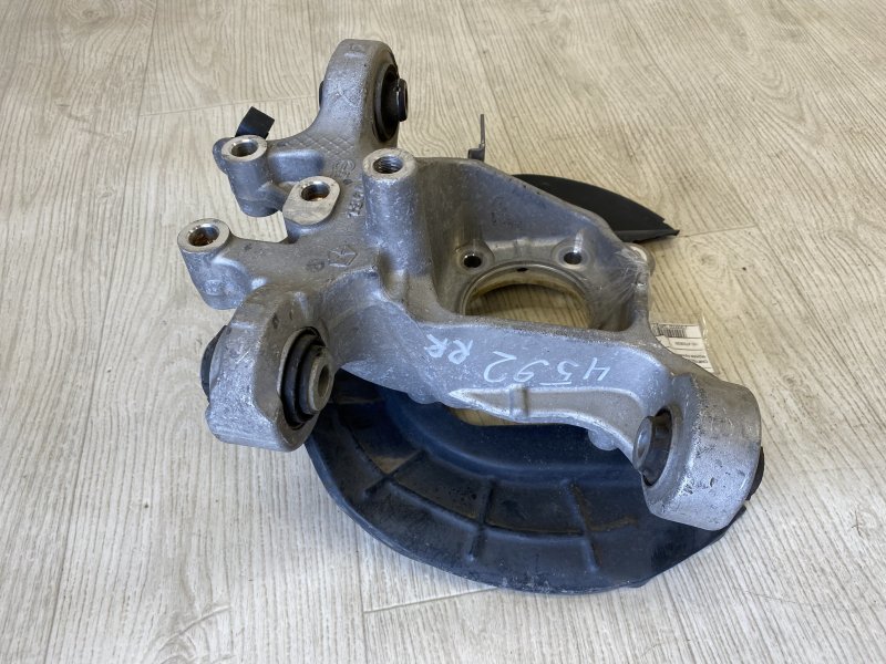 Цапфа задняя правая 200 14-16 2015 UF 2.4 ED6