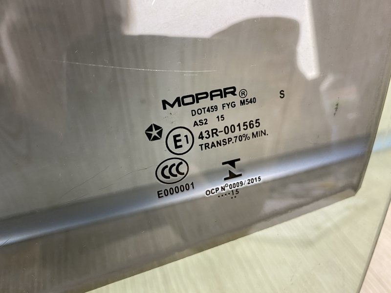 Стекло двери переднее левое 200 14-16 2015 UF 2.4 ED6