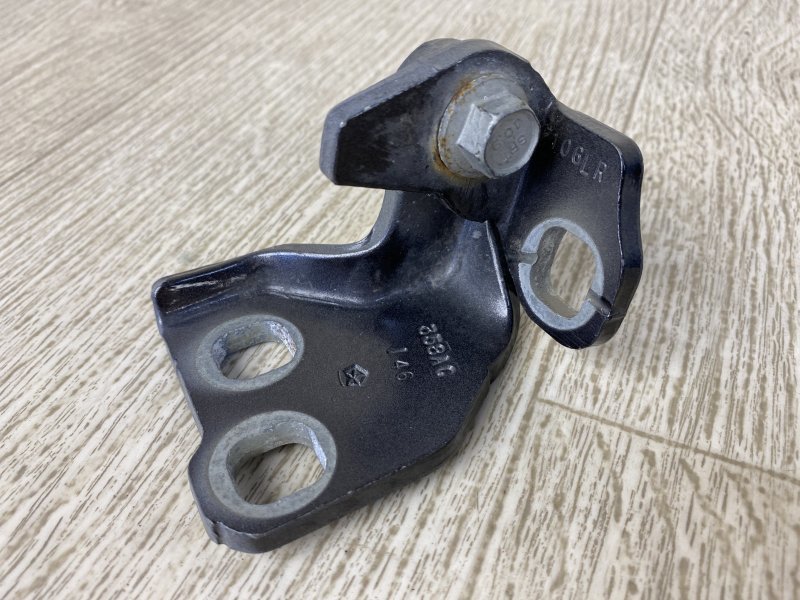 Петля двери нижняя правая CHRYSLER 200 14-16 UF 2.4 ED6