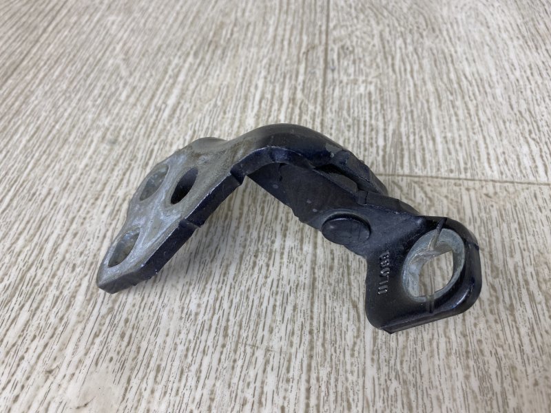 Петля двери верхняя правая 200 14-16 2015 UF 2.4 ED6